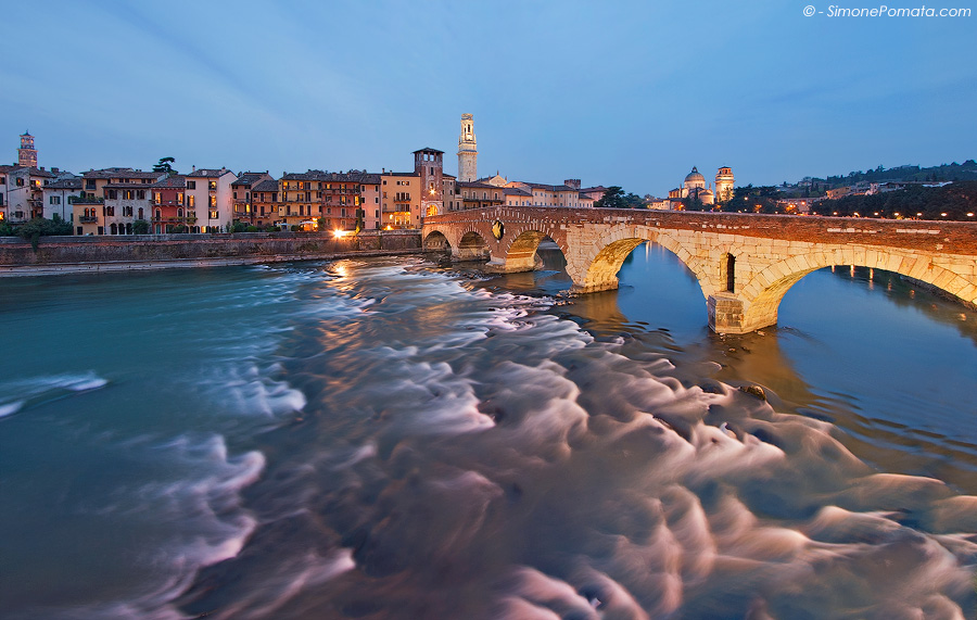 L'effetto sull'acqua sotto il Ponte Pietra a Verona