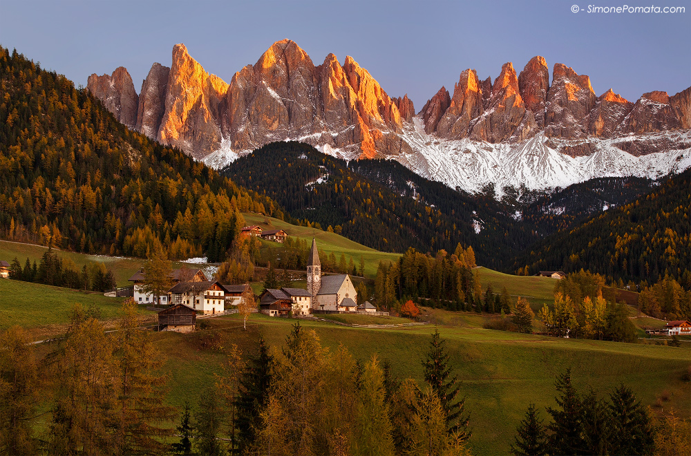 Villaggio alpino in autunno